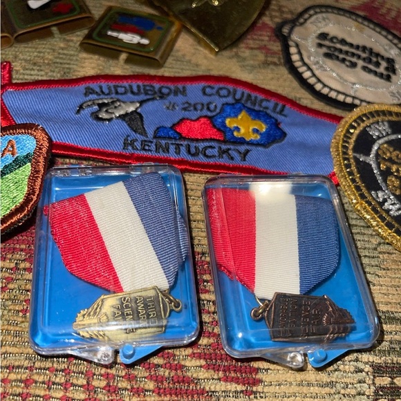 Very large lot of Boy Scout items, belts, patches, neck scarves - Picture 6 of 8